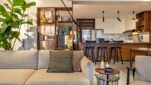 Uma sala de estar moderna com um sofá, uma mesa de centro e uma estante.
