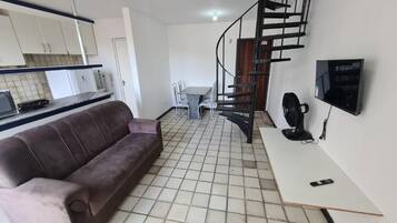 Apartamento básico | Sala de estar | TV
