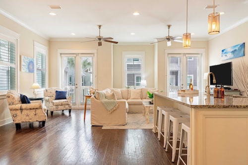 Emerald Gem by Avantstay Pool Access, 3mins to Beach!