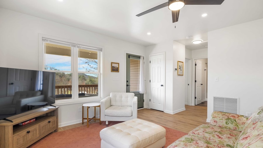 Little Pisgah Sunrise by Avantstay Mountain View