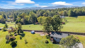 A rural property with a fenced field, a small house, and a large tree. - Little Pisgah Sunrise by Avantstay Mountain View (Fairview)