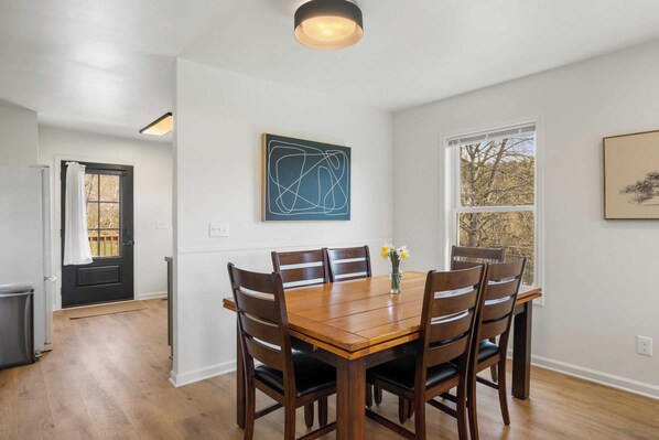 Dining - Little Pisgah Sunrise by Avantstay Mountain View (Fairview)