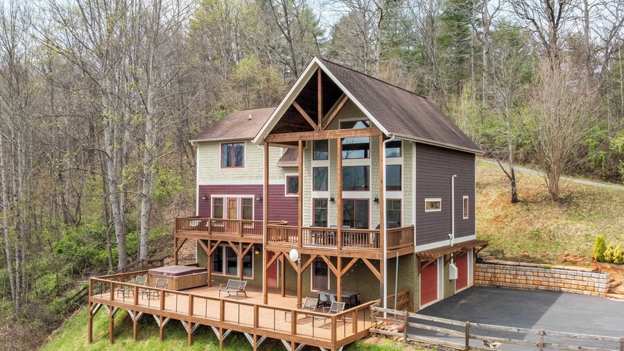 Private Retreat w/ Hot Tub, Amazing Views, Game Room Silver Spoon by Avantstay