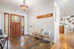 House (3 Bedrooms) | Interior - Private Retreat w/ Hot Tub, Amazing Views, Game Room Silver Spoon by Avantstay (Leicester)