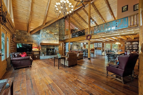 Bigwood Cabin Near Camelback Skiing, Hot Tub, Game Room, Firepit & Yard