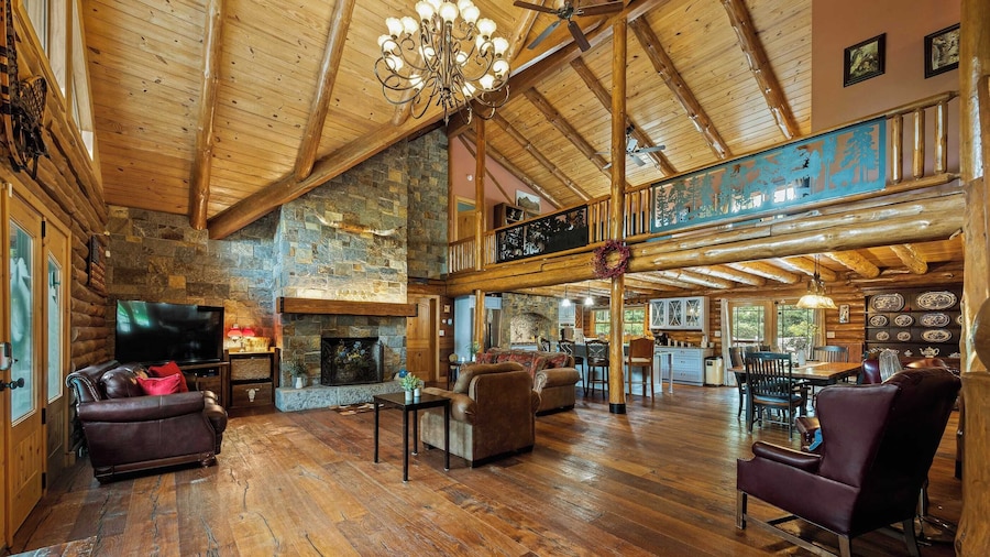 Bigwood Cabin Near Camelback Skiing, Hot Tub, Game Room, Firepit & Yard