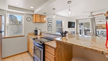 Kylskåp, mikrovågsugn, ugn och spishäll