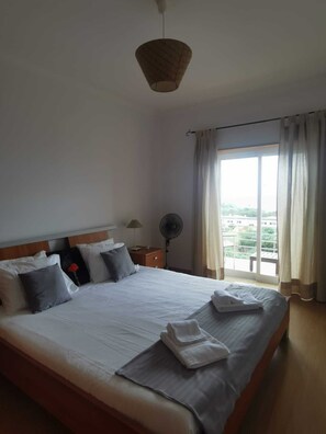 3 chambres, coffres-forts dans les chambres, bureau