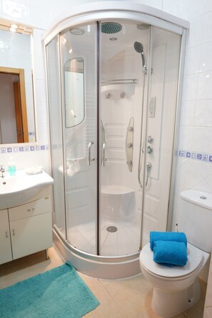 Douche, articles de toilette gratuits, sèche-cheveux