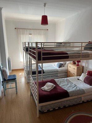 3 chambres, coffres-forts dans les chambres, bureau