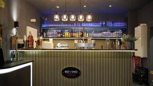 Een bar met een bord waarop staat 