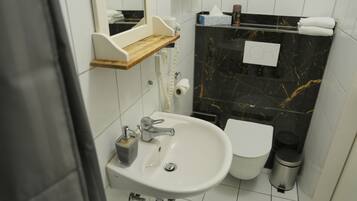 Double Room | Bathroom | Shower, free toiletries, hair dryer, towels