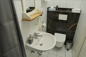 Double Room | Bathroom | Shower, free toiletries, hair dryer, towels - Bovino Hotel (Raunheim)
