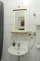 Habitación doble | Baño | Ducha, artículos de higiene personal gratuitos y secador de pelo