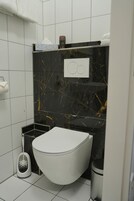 Ducha, artículos de tocador gratuitos, secador de pelo, toallas