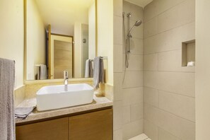 Douche, séchoir à cheveux, serviettes fournies