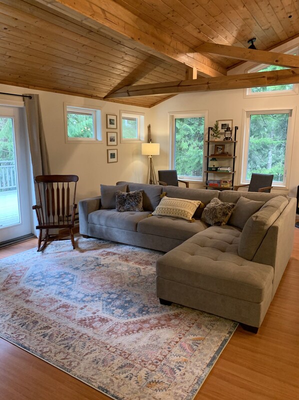 Living area - Cozy 3 Bedroom Family Cabin at Lake Cushman (Hoodsport)