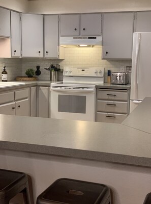 Private kitchen - Cozy 3 Bedroom Family Cabin at Lake Cushman (Hoodsport)