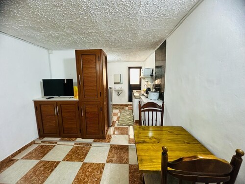 studio with 1 double bed, private bathroom with warm shower,free parking & wifi.