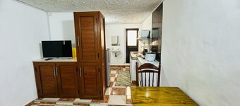 studio with 1 double bed, private bathroom with warm shower,free parking & wifi.