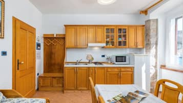 Refrigerador, microondas, placa de cocina, tetera/pava eléctrica