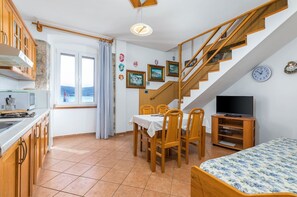 Køleskab, mikrobølgeovn, kogeplade, elkedel
