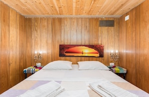 3 bedrooms, travel crib, free WiFi, bed sheets