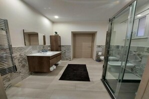 Douche, sèche-cheveux, bidet, serviettes fournies