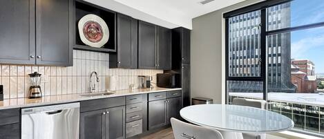 Frigorifero, microonde, forno, piano cottura