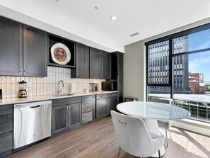 Fridge, microwave, oven, stovetop - Rare Luxury: Apartment with Unparalleled Elegance (Rochester)