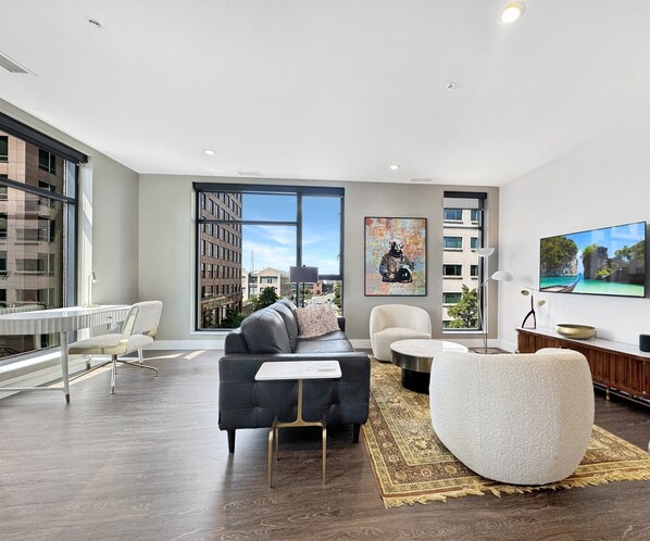 Smart TV - Rare Luxury: Apartment with Unparalleled Elegance (Rochester)