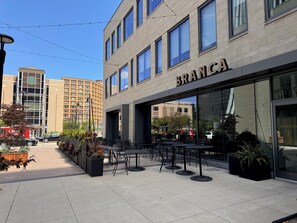 Outdoor dining - Rare Luxury: Apartment with Unparalleled Elegance (Rochester)