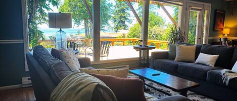 Smart-tv, een open haard en boeken