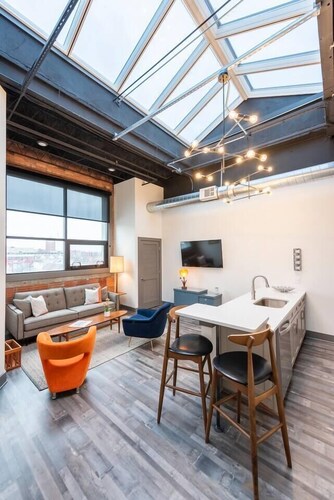 Stylish Mid-Century Modern Executive Apartment