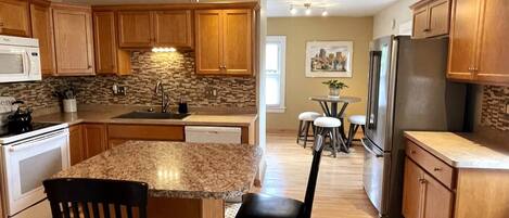 Refrigerador, microondas, horno y parrilla de estufa