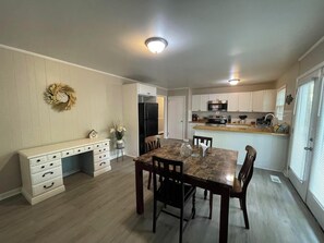 Dining - The Argonne / Stylish • Contemporary • Comfortable (Center Point)