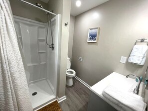 Een douche, een haardroger, handdoeken, zeep