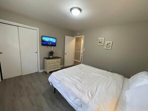 3 bedrooms, desk, iron/ironing board, free WiFi - The Argonne / Stylish • Contemporary • Comfortable (Center Point)