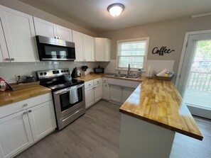 Fridge, microwave, oven, stovetop - The Argonne / Stylish • Contemporary • Comfortable (Center Point)