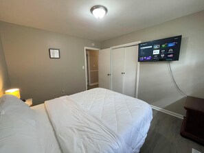 3 bedrooms, desk, iron/ironing board, free WiFi