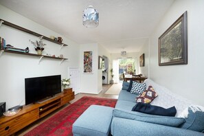 Living area - Victoria Park 2 Bedroom House w/ Garden & Parking (Greater London)