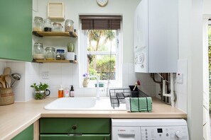 Private kitchen - Victoria Park 2 Bedroom House w/ Garden & Parking (Greater London)