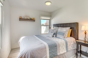 3 bedrooms, desk, iron/ironing board, travel cot - Charming Orem Home w/ Yard - Near BYU & UVU! (Orem)
