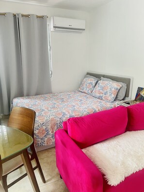 1 soverom, skrivebord og sengetøy