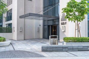 Exterior detail - Chic high floor luxury 2BR in Downtown by Burj Khalifa & Dubai Mall (Downtown Dubai)