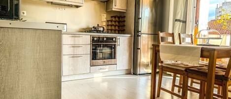 冰箱、微波炉、烤箱、炉灶