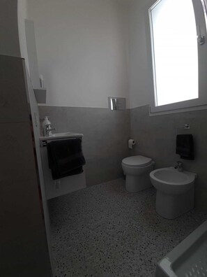 Douche, sèche-cheveux, bidet, serviettes fournies