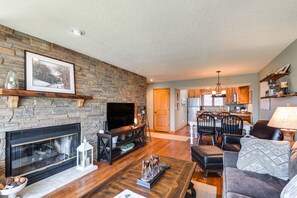 TV, books, offices - Galena Townhome w/ Deck & Golf Course View! (Galena)