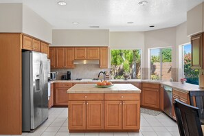 Fridge, microwave, oven, stovetop - The Grove - Pool/Spa/BBQ 29 days
(Palm Desert)