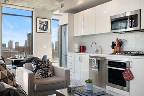 Private kitchen - Downtown Paradise Lodge - 2 beds, 2 baths, Sofa bed and Pool  (Calgary)